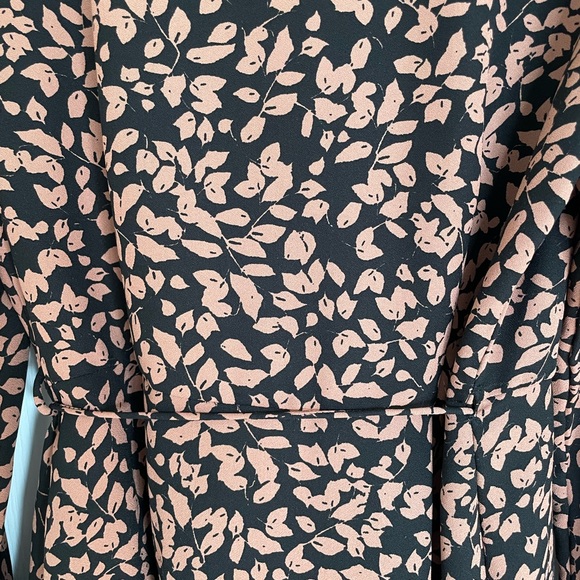 💕2 for $19 💕 | VERO MODA Printed Wrap Dress | XS - Picture 6 of 7